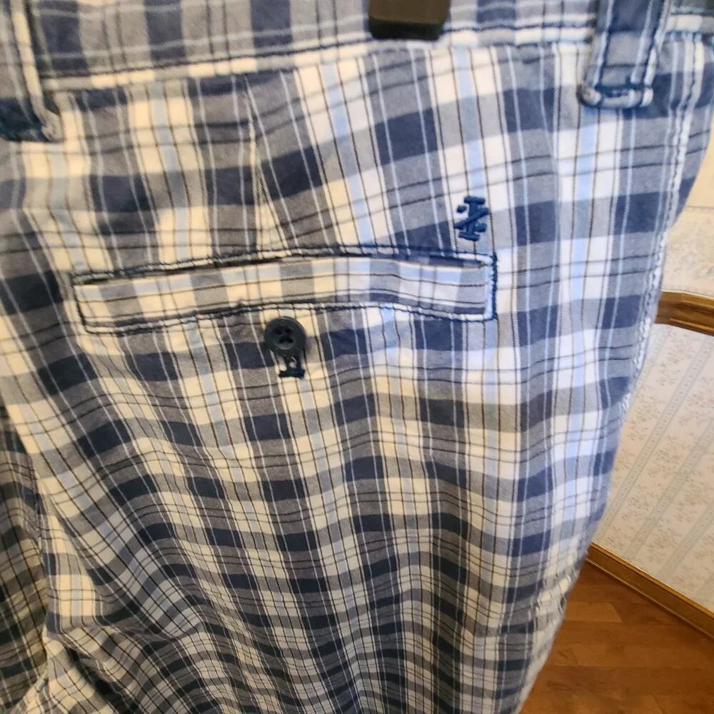 IZOD MEN'S CLASSIC COMFORT FIT- FLAT FRONT- BLUE /WHITE PLAID SHORTS- SIZE 36